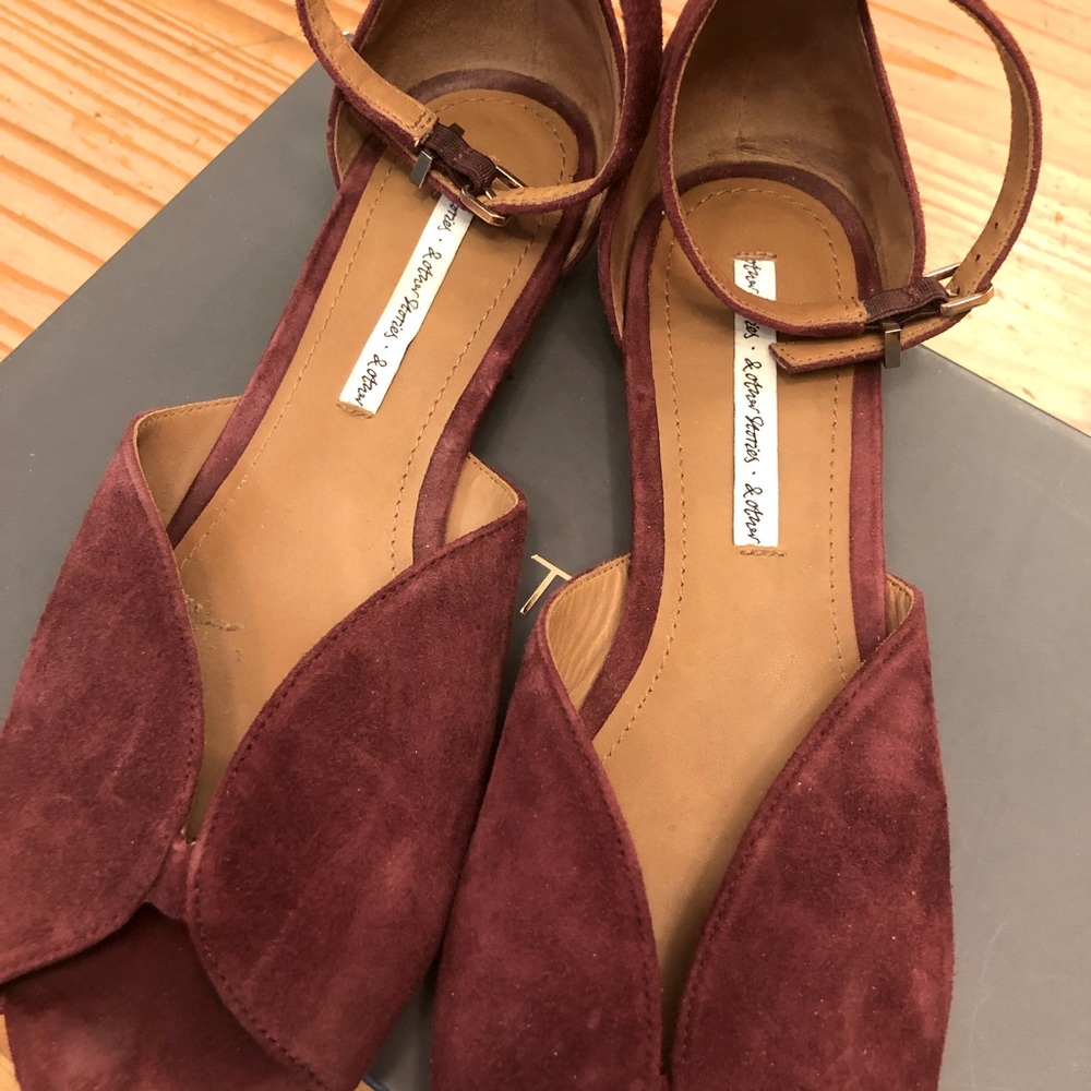 Beautiful burgundy peekaboo flats.